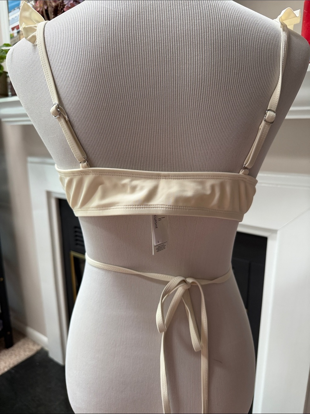 Cupshe Cream Ruffle V-Neck Bikini Set - Picture 4 of 6